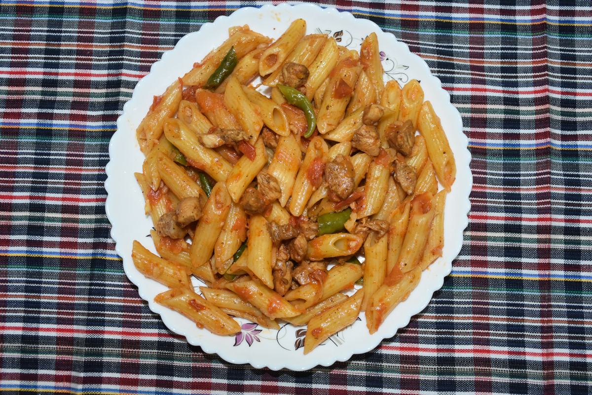 Паста с курицей и томатами