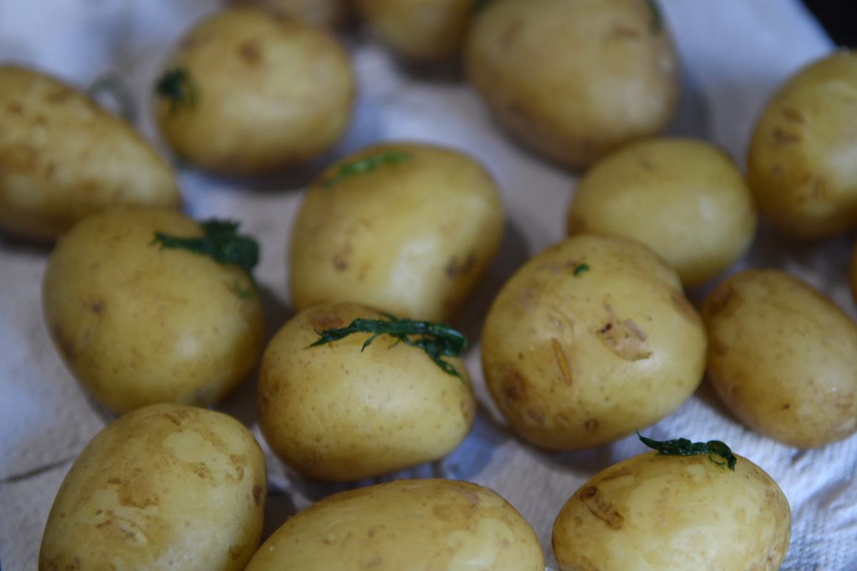 Картофель с яйцом и огурцом