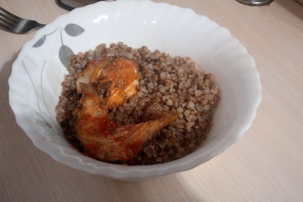 Рыба с гречкой и огурцом
